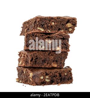 Stapel von gebackenen Square brownie Chocolate Chip pie mit Walnüssen auf weißem Hintergrund Stockfoto