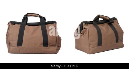 Braune Textil-Reisetasche mit Griffen isoliert auf weißem Hintergrund Stockfoto