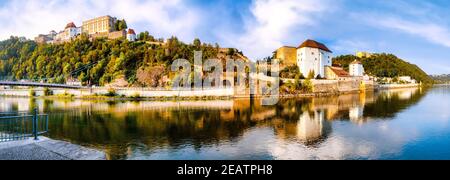 Gran Panorama des Inns Ufer und historische Altstadt von Passau an einem schönen Sommertag, Deutschland Stockfoto