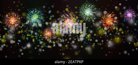 Abstrakt gefärbtes Feuerwerk am dunklen Himmel. Feier- und Jubiläumskonzept Stockfoto