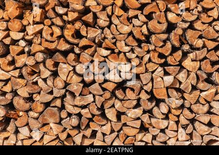 Stapel gestapelt natürlichen Holzstämme. Hintergrund einer Wand aus Feuerholz. Stockfoto