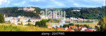 Gran Panorama des Inns Ufer und historische Altstadt von Passau an einem schönen Sommertag, Deutschland Stockfoto