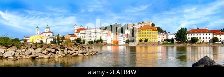 Gran Panorama des Inns Ufer und historische Altstadt von Passau an einem schönen Sommertag, Deutschland Stockfoto