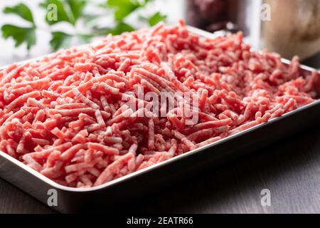 Hackfleisch in einem Tablett auf einem hölzernen Hintergrund Stockfoto