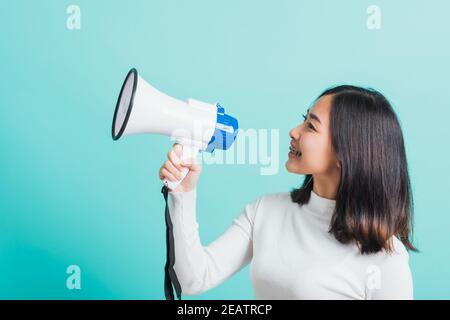 Frau lächelt sie hält Megaphon, die Ankündigung Stockfoto