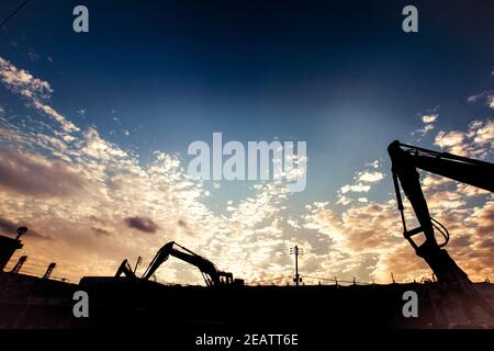 Der Schaufel Auto Silhouette und Sonnenuntergang Stockfoto