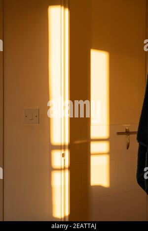Morgenlicht auf Türrahmen und Bad am Morgen, Großbritannien Stockfoto