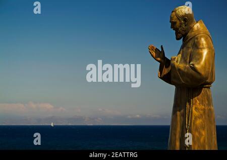 Die San Pio Statue vor dem Meer in Die Insel Marettimo Stockfoto