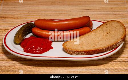 Frankfurter Würstchen mit Brot Stockfoto