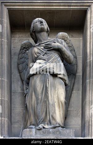 Erzengel Michael, die Kirche La Madeleine in Paris Stockfoto