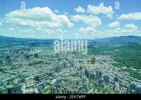 Taipei Stadtbild und blauer Himmel sichtbar von Taipei 101 Stockfoto