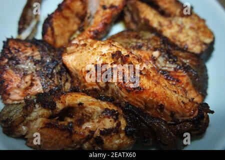 Würzig und knusprig Grill von gebratenem Fischfilet auf einem Weißer Hintergrund Stockfoto