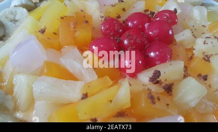 Cremig lecker süße Frucht Kleinigkeit mit Bananenscheiben auf geschichtet Oberfläche Stockfoto