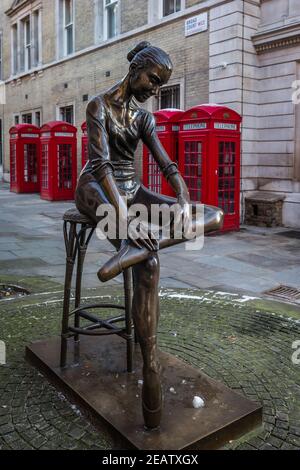 Ballerina Statue und Reihe von roten Telefonzellen außerhalb der Royal Opera House im Covent Garden Stockfoto