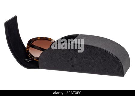 Nahaufnahme von trendigen Sonnenbrillen in einer geöffneten schwarzen Luxus-Lederbrille hart isoliert auf weißem Hintergrund. Beschneidungspfad. Makro. Stockfoto