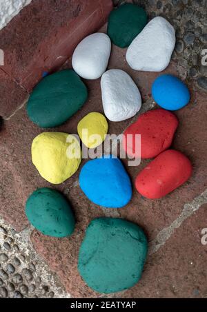 Farbsteine auf braunem Hintergrund Stockfoto