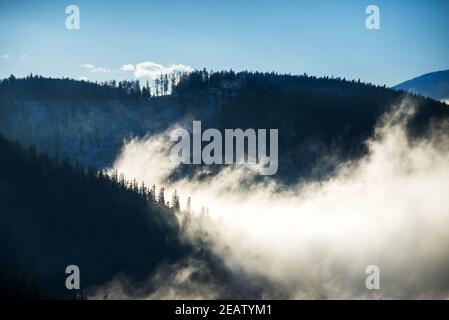 Nebel und Nebel in den Bergen Niederösterreichs Stockfoto