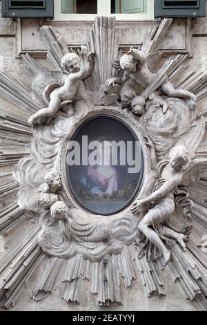 Bild der Jungfrau Maria an der Fassade eines Palastes in Rom, Italien Stockfoto