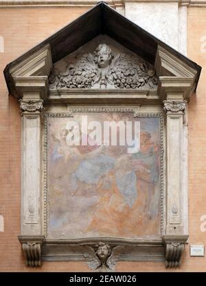 Die Muttergottes hält das Jesuskind und sitzt auf den Wolken, mit den Heiligen Petrus und Paulus, die in der Anbetungskirche San Giovanni della Pigna, Rom, Italien, blicken Stockfoto