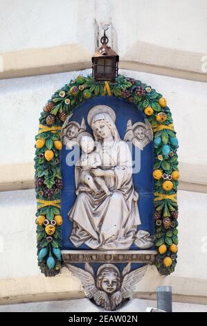 Bild der Jungfrau Maria mit dem Jesuskind auf der Fassade des Palastes in Rom, Italien Stockfoto