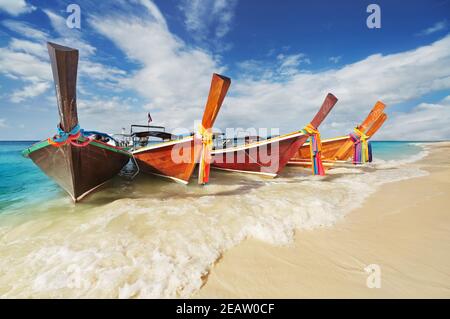 Longtail-Boot, tropischen Strand, Andamanensee, Thailand Stockfoto