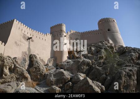 Das Nakhal Nakhl Fort ist eine große Festung am Fuße des Hadshar Gebirges in der Al Batinah Region von Oman. Stockfoto