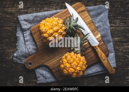 Reife Baby Ananas. Mini Ananas. Stockfoto