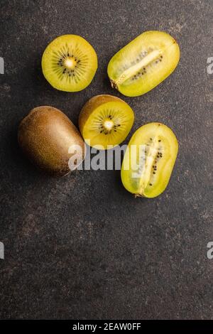 Halbierte reife gelbe Kiwi-Frucht. Stockfoto