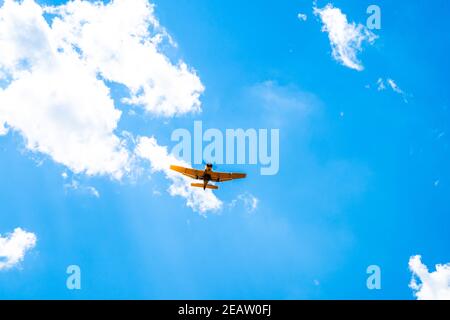 Flugzeug mit Spray auf Kulturen in den Himmel Stockfoto