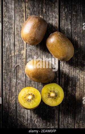 Halbierte reife gelbe Kiwi-Frucht. Stockfoto