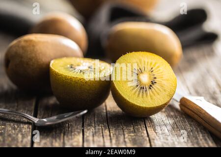 Halbierte reife gelbe Kiwi-Frucht. Stockfoto