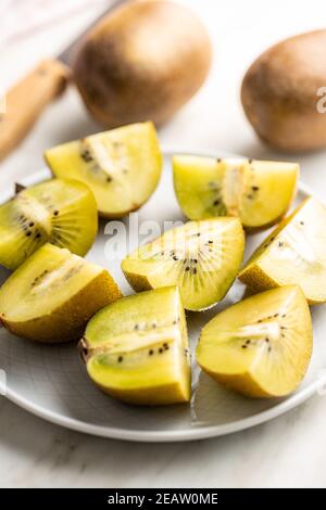 Halbierte reife gelbe Kiwi-Frucht. Stockfoto