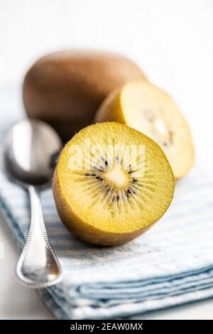 Halbierte reife gelbe Kiwi-Frucht. Stockfoto