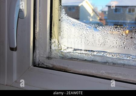 Nahaufnahme eines gefrorenen Fensters im Winter Stockfoto