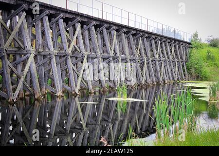 Eine alte Brücke über einen Teich Stockfoto