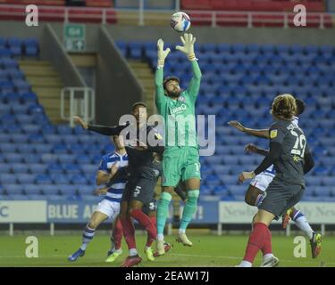 Reading, Großbritannien. Februar 2021, 10th. David Raya #1 von Brentford fängt den Ball in Reading, UK am 2/10/2021. (Foto: Phil Westlake/News Images/Sipa USA) Quelle: SIPA USA/Alamy Live News Stockfoto