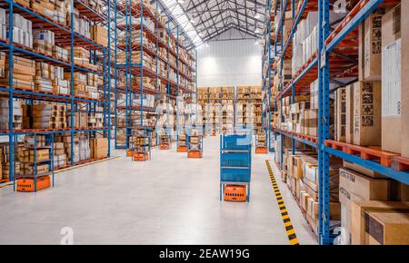 Innenraum eines modernen Lagerhauses, in dem automatisierte Gütertransporte arbeiten. Stockfoto