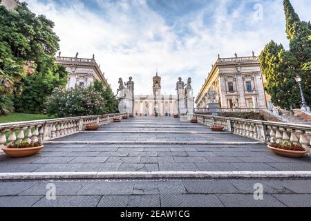 Treppe zum Kapitolsplatz (Piazza del Campidoglio) in Rom, Italien. Von Michelangelo gemacht, ist es die Heimat von Rom (Roma) Rathaus Stockfoto