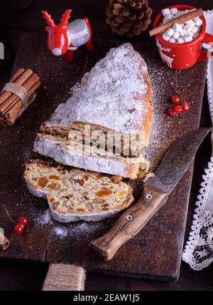 Slice traditionellen europäischen Kuchen Stollen mit Muttern und kandierte Früchte mit Puderzucker bestäubt Stockfoto