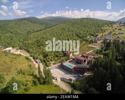 Luftbild oben im Wald von Mountines Stockfoto