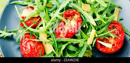 Salat mit sonnengetrockneten Tomaten und Rucola Stockfoto