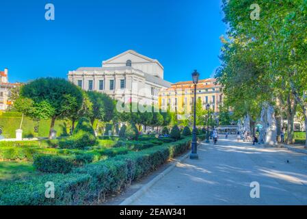 Schöne Aussicht auf das Königliche Theater (Teatro Real) Von der Plaza de Oriente auf dem blauen Himmel Hintergrund Mit weißen Wolken in Madrid Stockfoto