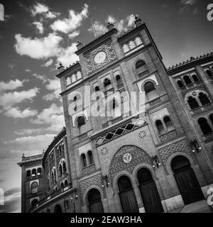 Stierkampfarena in Madrid, Las Ventas, an der Plaza de torros. Es ist die größte Stierkampfarena in Spanien in schwarz und weiß. Stockfoto