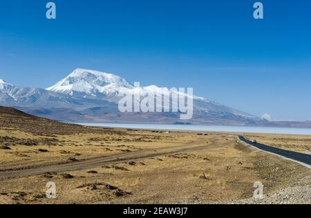 Asphaltstraße in Tibet. Strecke im Himalaya. Stockfoto