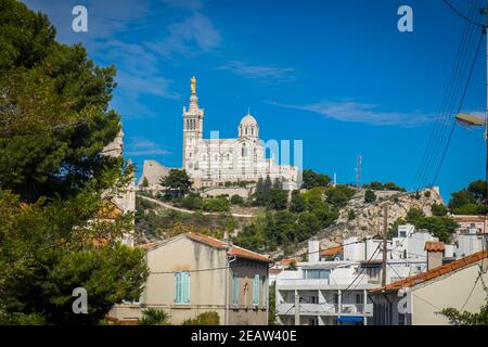 Marseille, Frankreich, Oktober 2020, Blick auf Notre-Dame de la Garde, oder la bonne Mere, eine katholische Basilika auf dem Hügel bekannt als La Garde Stockfoto