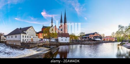 Sonnenuntergang Ansicht des weißen Gebäudes von Uppland Museum und Kathedrale in Uppsala, Schweden Stockfoto