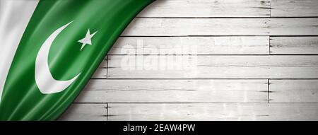 Pakistanische Flagge auf altem weißen Wandbanner Stockfoto