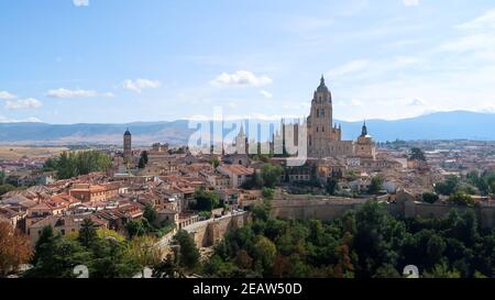 Eine Gesamtaufnahme der Kathedrale von Segovia und der Stadtlandschaft von Segovia. Stockfoto