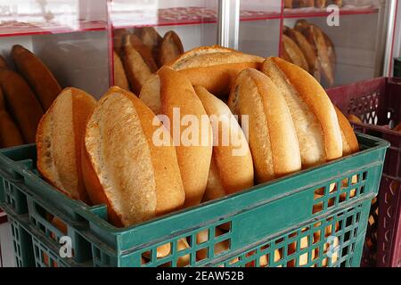 Ein großer klassischer Holzofen, der Brot, Holzofen und gebackenes Brot backt Stockfoto