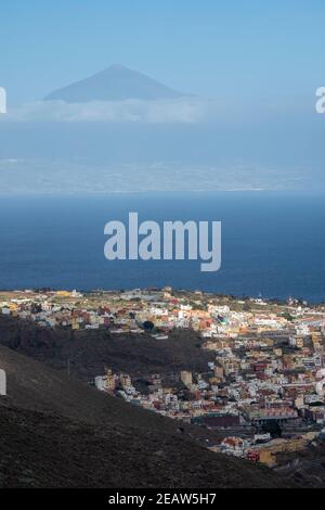 Blick von La Gomera über San SebastiÃ¡n zum Pico del Teide auf Teneriffa Stockfoto